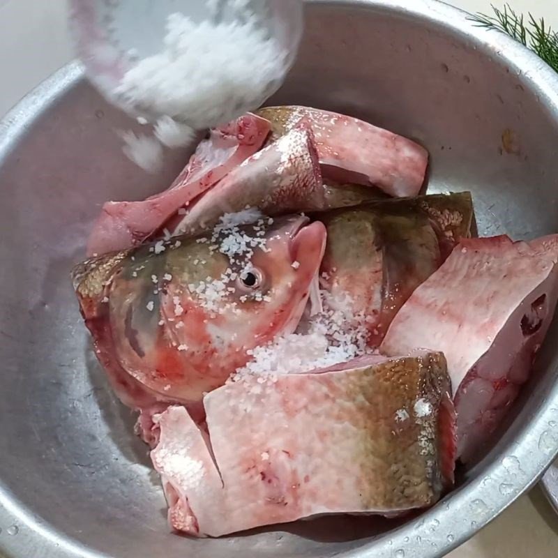 Sơ chế cá mè bằng muối hột để khử mùi tanh