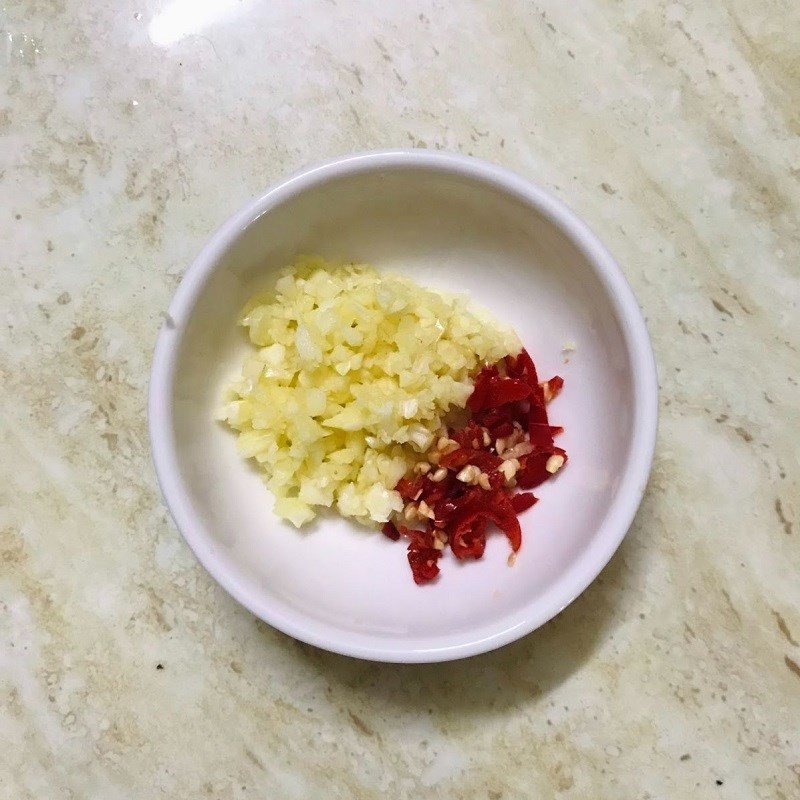 Sơ chế cá thu sạch sẽ trước khi rim mắm tiêu