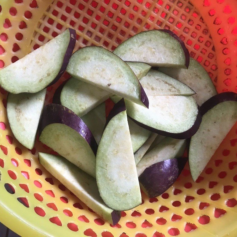 Sơ chế cà tím để xào chay
