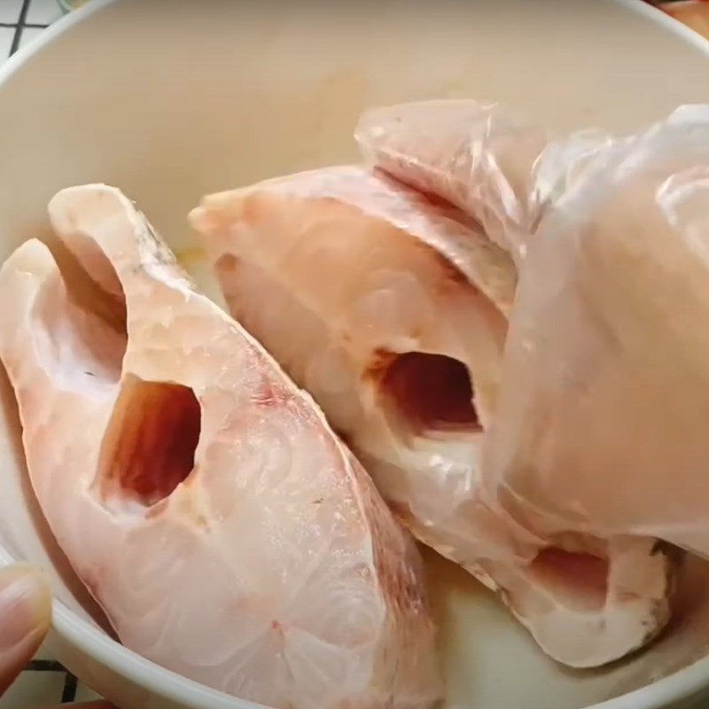 Sơ chế cá và thịt cho món canh cá dưa chua
