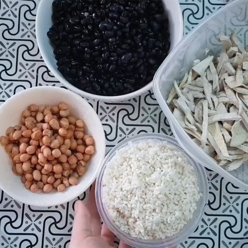 Sơ chế các loại đậu và khoai khô để đảm bảo vệ sinh và giữ giá trị dinh dưỡng.
