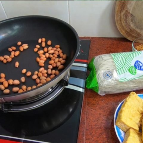 Sơ chế các loại rau củ cho món bún xào chay