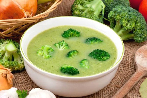 Sơ chế các loại rau củ tươi ngon để chuẩn bị cho món cháo rây mix rau củ cho bé
