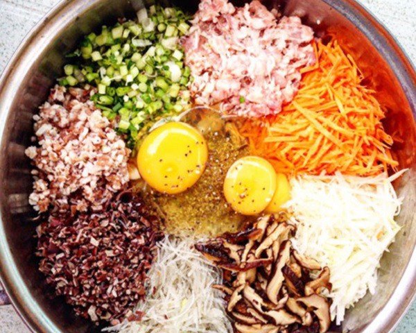 Sơ chế các loại rau củ và tôm thịt cho món bánh đa nem