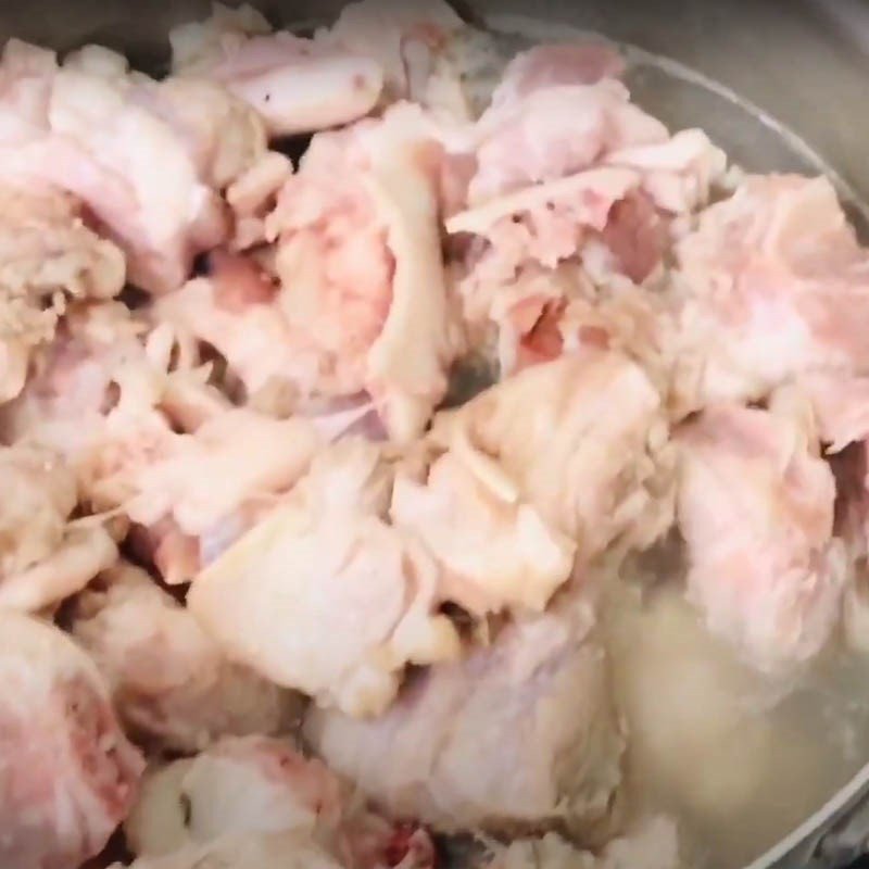 Sơ chế các loại rau thơm cho món cháo má heo