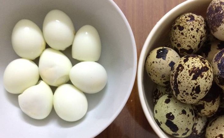 Sơ chế các loại topping như chả cá, trứng cút cho bánh canh hẹ