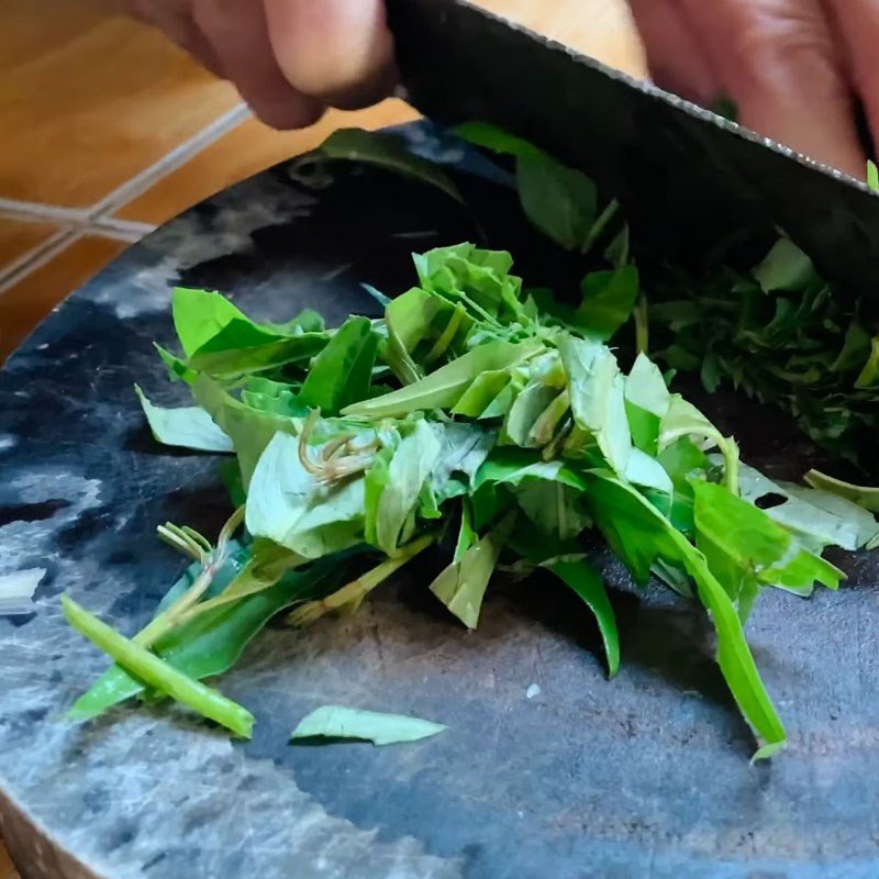 Sơ chế các nguyên liệu cho canh bầu trứng vịt lộn rau răm