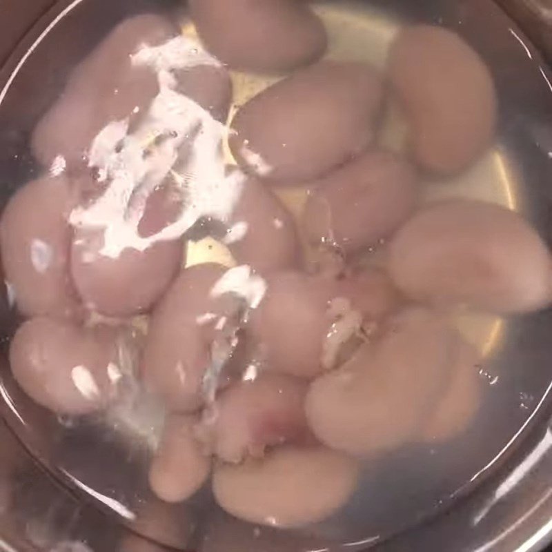 Sơ chế các nguyên liệu chuẩn bị cho **cách nấu canh kê gà**