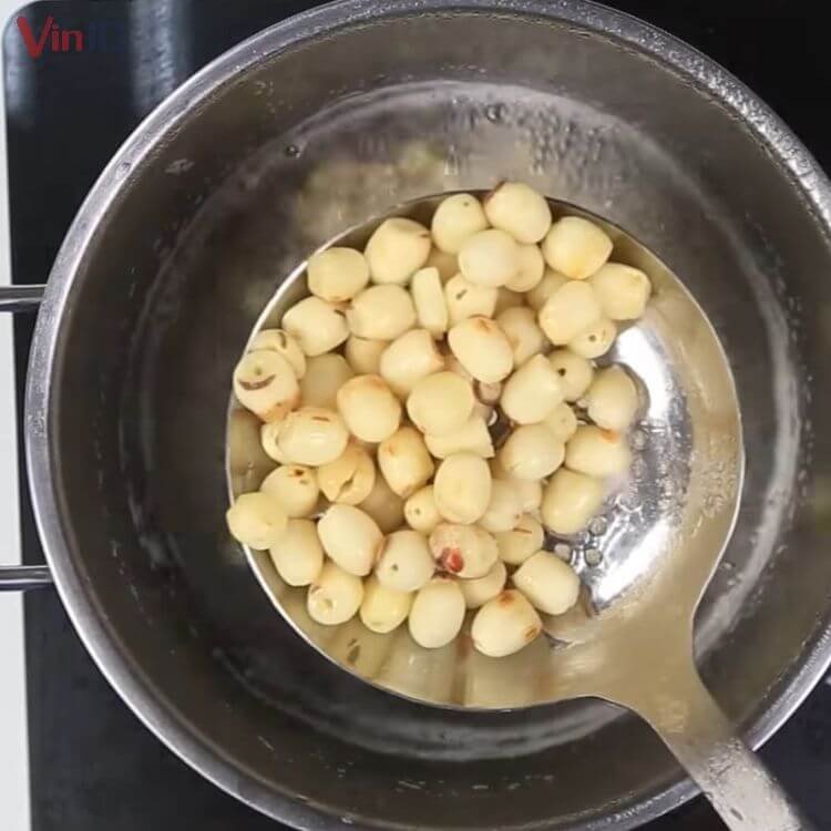 Sơ chế các nguyên liệu để chuẩn bị cho món xôi lá dứa hạt sen