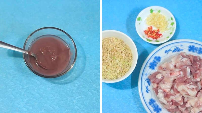 Sơ chế các nguyên liệu như sả, ớt, tỏi băm nhỏ trước khi chế biến mắm ruốc xào sả ớt