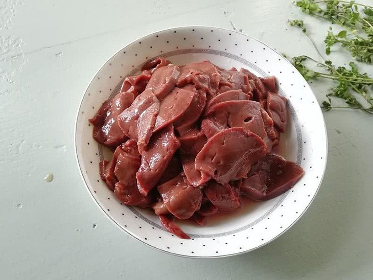 Sơ chế các nguyên liệu rau củ cho món gan xào