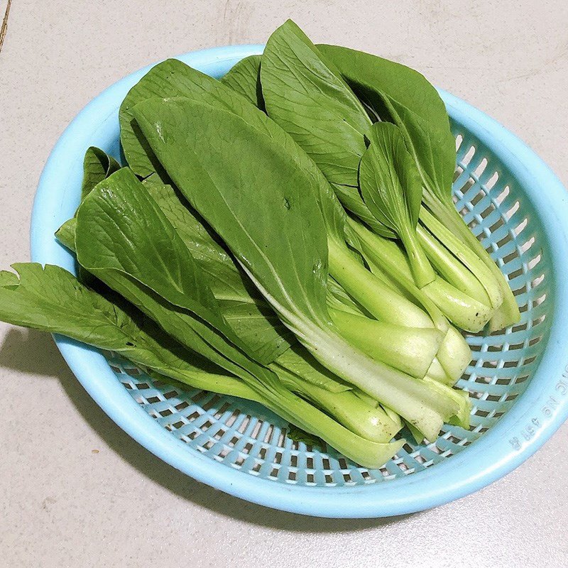Sơ chế cải thìa sạch sẽ trước khi chế biến món xào