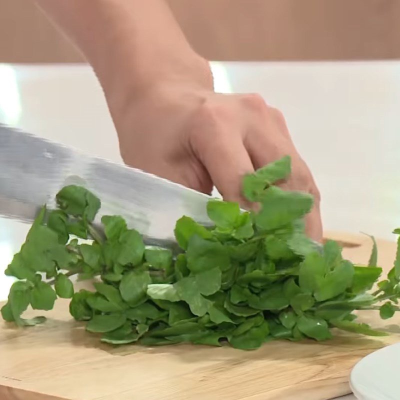 Sơ chế cải xoong và các nguyên liệu khác