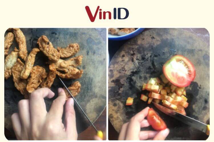 Sơ chế chả cá và cà chua trước khi sốt
