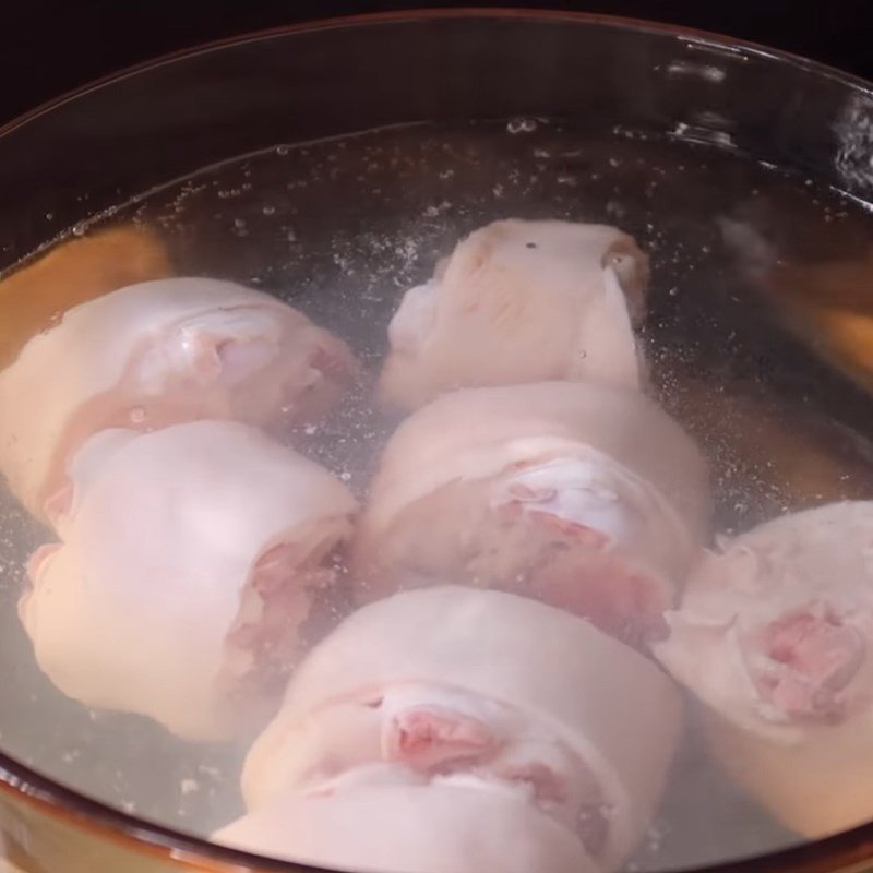 Sơ chế chân giò heo và xương ống để nấu bánh canh