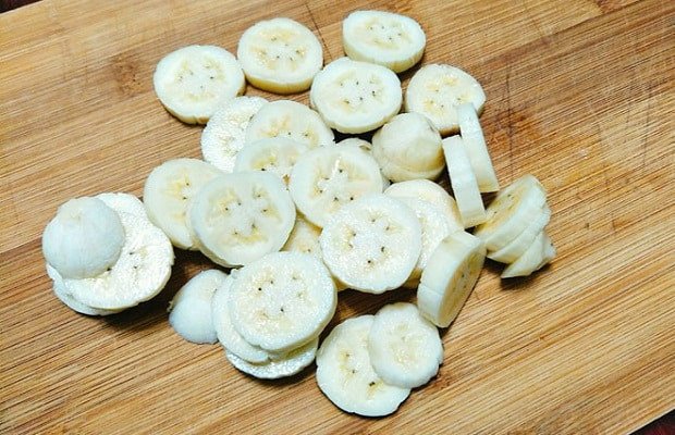 Sơ chế chuối chín thái lát làm bánh chuối nướng bằng nồi cơm điện