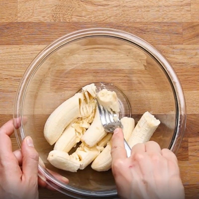 Sơ chế chuối để làm bánh chuối bột mì socola