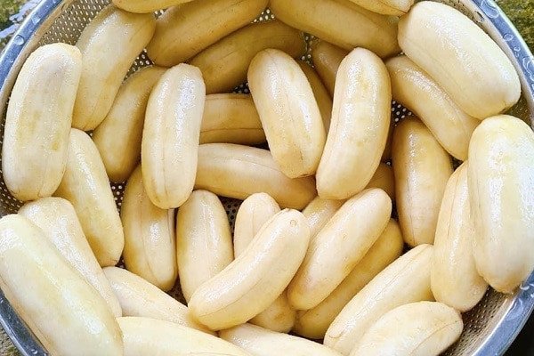 Sơ chế chuối xiêm chín để làm bánh chuối hấp bằng bột năng