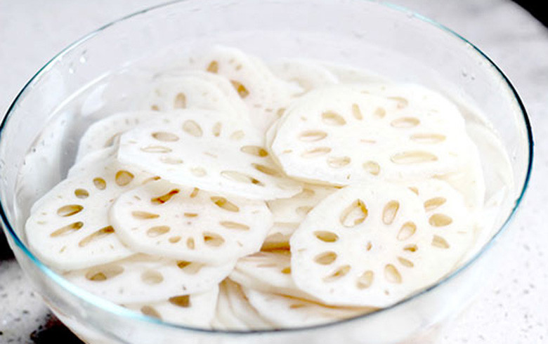 Sơ chế củ sen chuẩn bị nấu chè