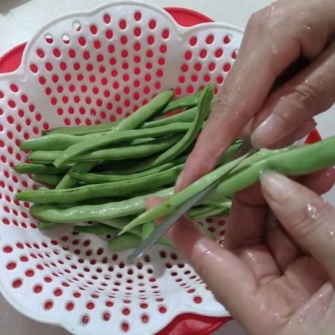 Sơ chế đậu cô ve giòn ngon cho món tôm nõn xào