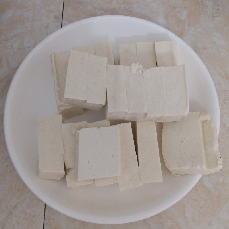Sơ chế đậu hũ trắng cho canh mồng tơi chay