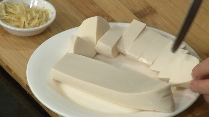 Sơ chế đậu phụ và gừng cho món canh kim chi