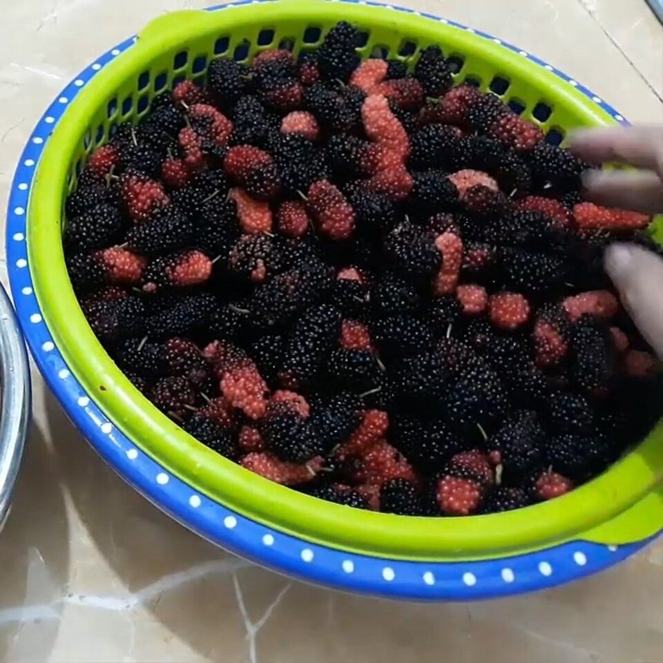 Sơ chế dâu tằm làm siro đường phèn cẩn thận