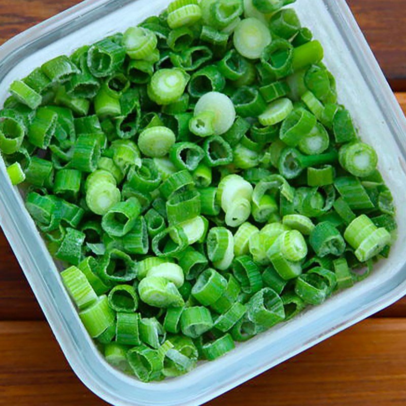 Sơ chế đu đủ thành lát mỏng cho món xào