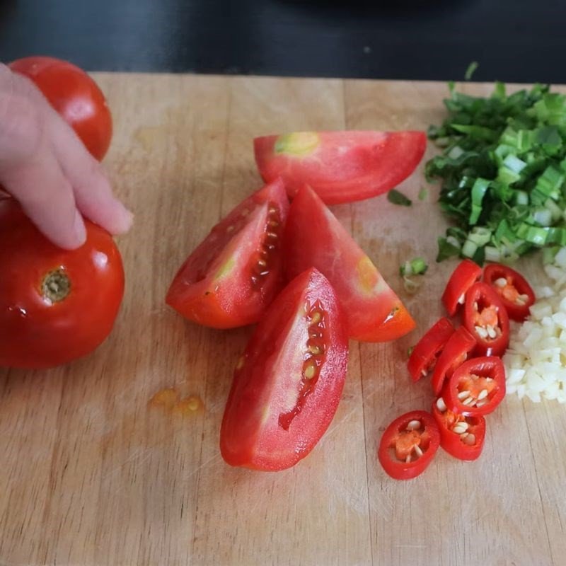 Sơ chế dứa và cà chua cho canh chua thịt