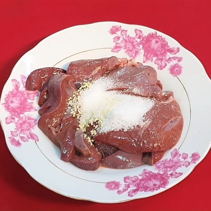 Sơ chế gan lợn bằng nước muối