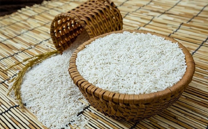 Sơ chế gạo nếp và lạc trước khi nấu xôi lạc bằng nồi cơm điện