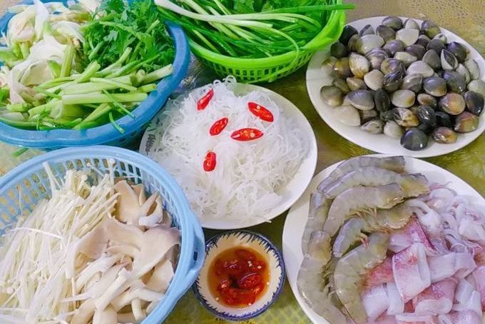 Sơ chế hải sản và rau củ cho công thức lẩu hải sản