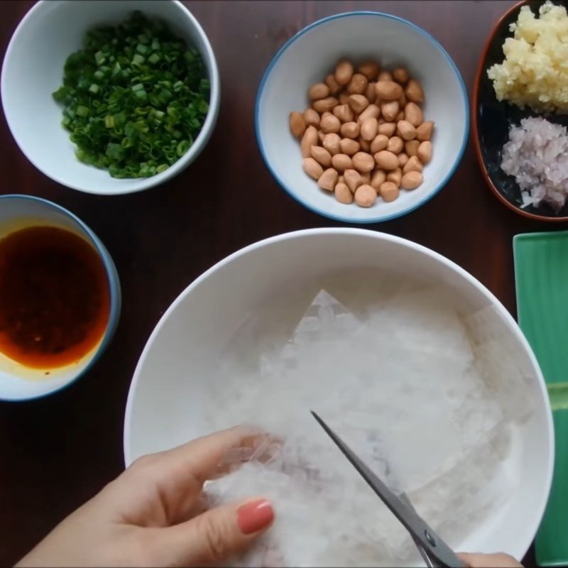 Sơ chế hành lá và cắt bánh tráng