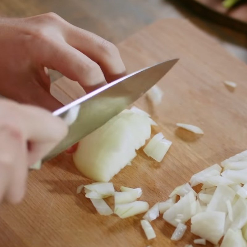 Sơ chế hành tây, khoai tây, cà rốt để nấu súp rau củ xay nhuyễn