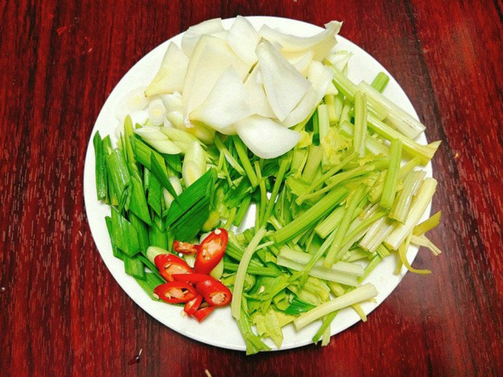 Sơ chế hành tây và gừng cho món gan xào