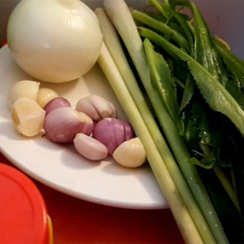 Sơ chế hành tây và sả cho món xào lăn