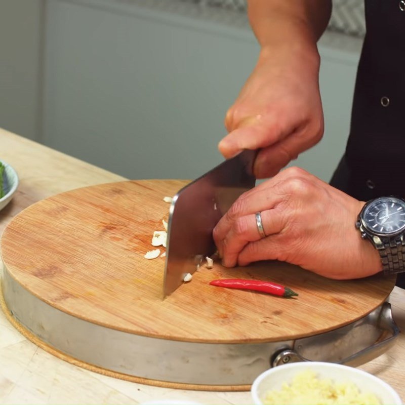 Sơ chế hành tây và tỏi