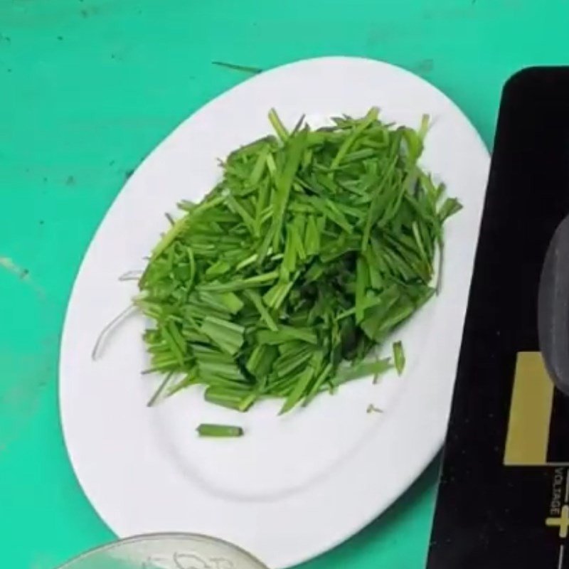 Sơ chế hành tím và hẹ để nấu canh hẹ trứng