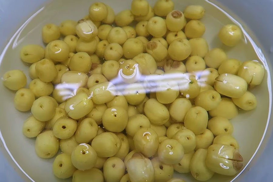 Sơ chế hạt sen tươi để nấu sâm bổ lượng