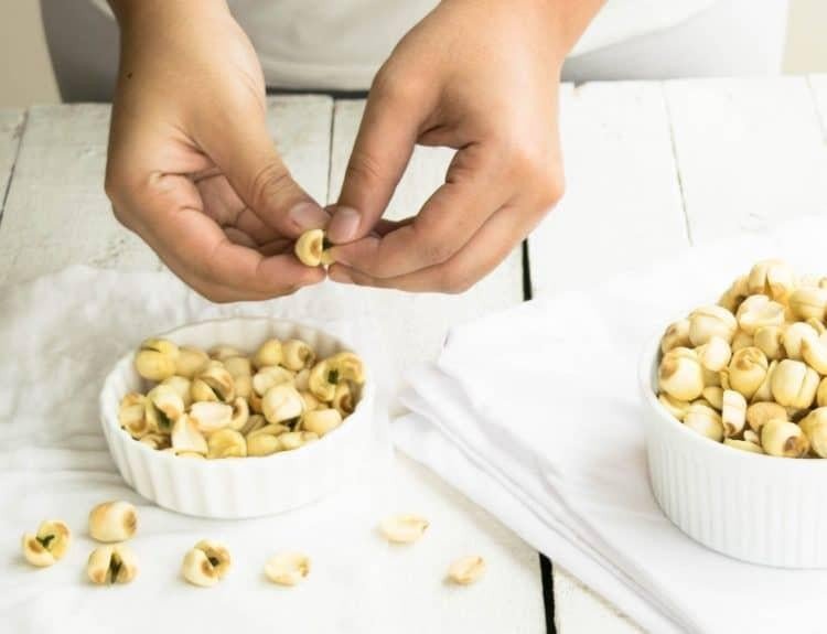 Sơ chế hạt sen tươi để nấu sữa đậu xanh không vỏ thơm ngon