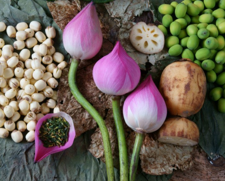 Sơ chế hạt sen và củ sen cho món đuôi bò hầm