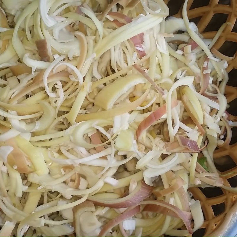 Sơ chế hoa chuối để xào giòn