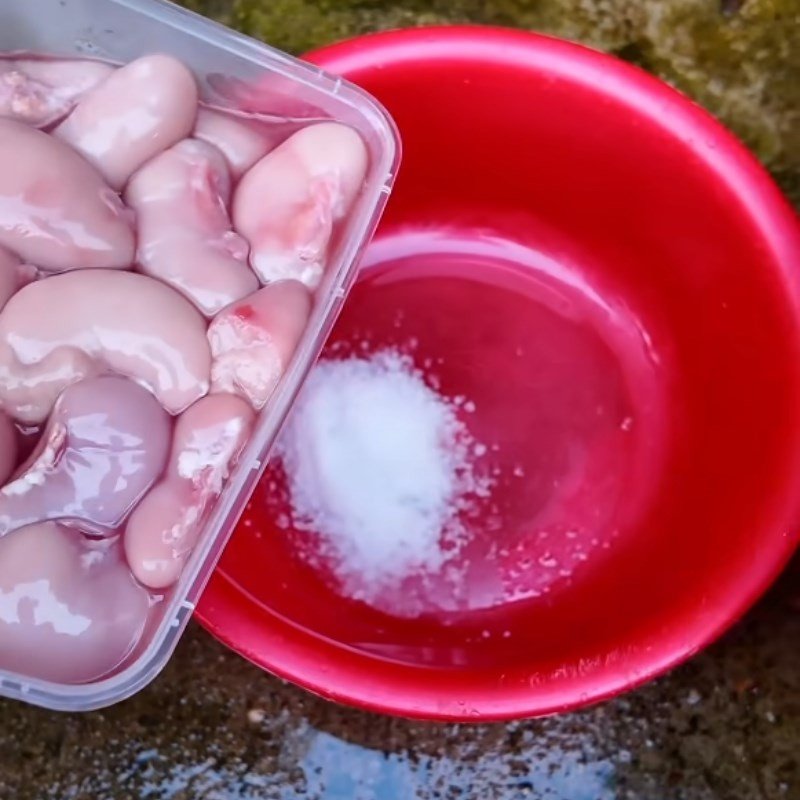 Sơ chế kê gà sạch sẽ, sẵn sàng cho món canh kê gà