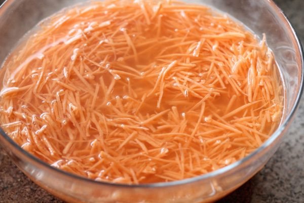 Sơ chế khoai lang bào sợi để làm bánh tôm