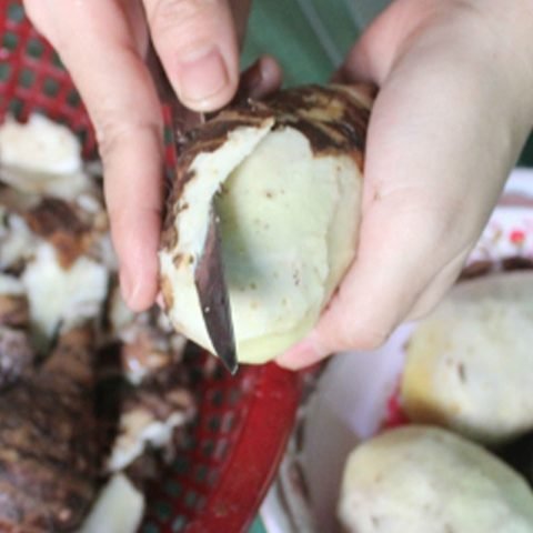 Sơ chế khoai môn để làm bánh khoai môn chiên xù