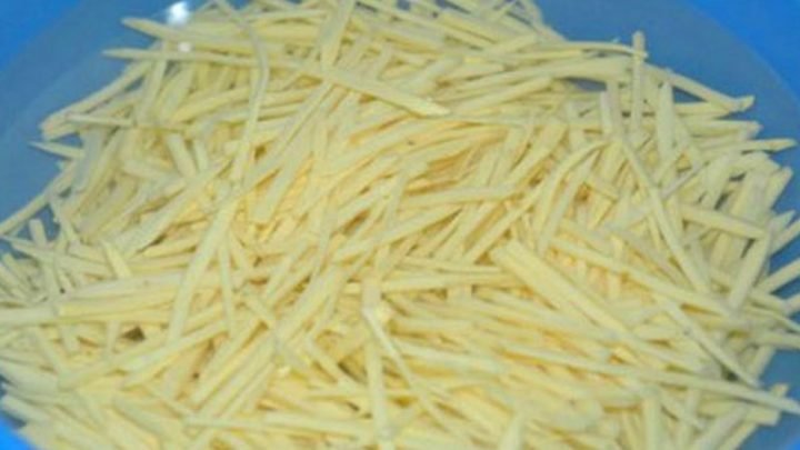 Sơ chế khoai tây cắt thanh, ngâm nước để loại bỏ tinh bột giúp khoai tây giòn hơn