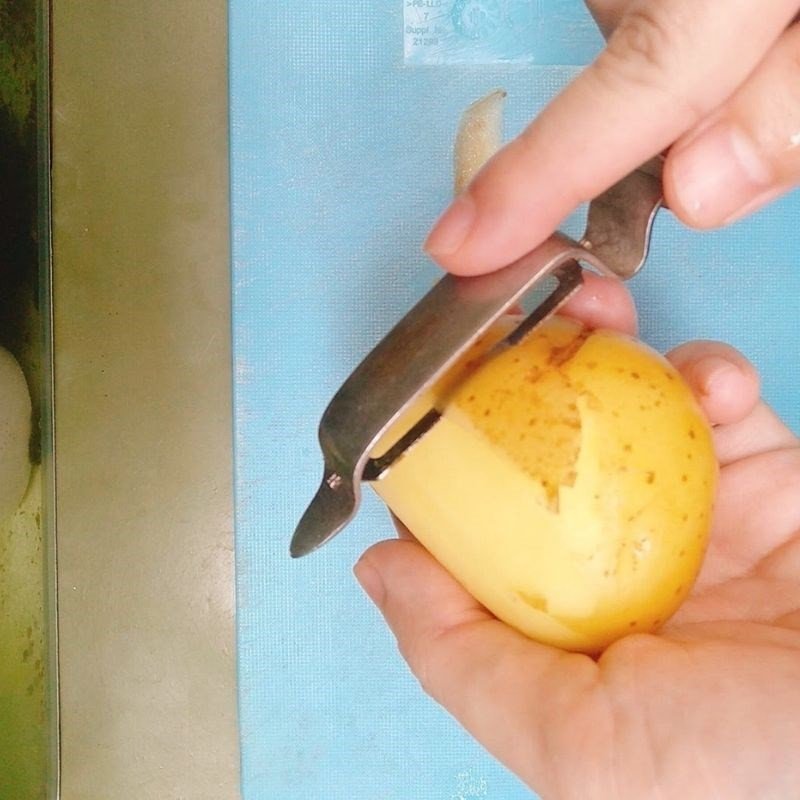 Sơ chế khoai tây và đậu đỏ cho món canh xương