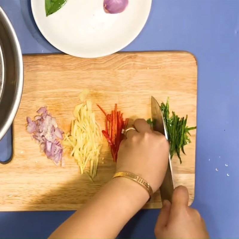 Sơ chế lá chanh, gừng, ớt cho món thịt gà rang