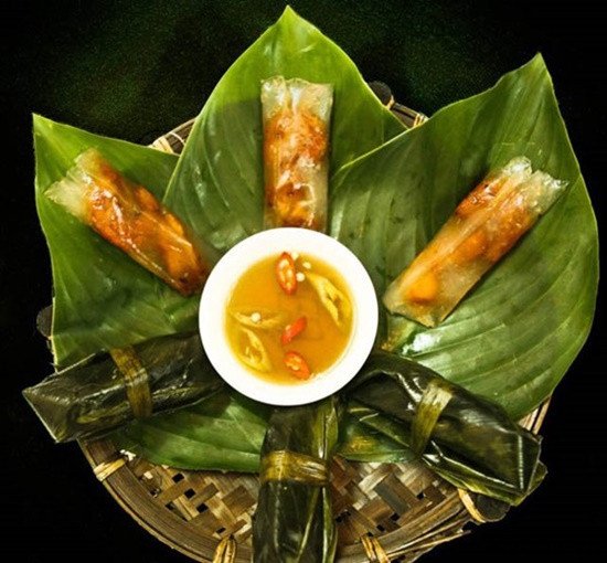Sơ chế lá chuối để gói bánh bột lọc