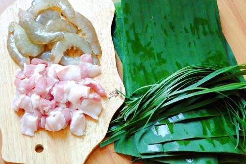 Sơ chế lá chuối và nhân tôm thịt cho bánh bột lọc gói lá
